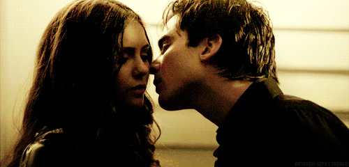 Damon delikatnie całujący Elenę